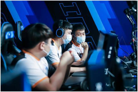 球迷翘首以 球迷翘首以